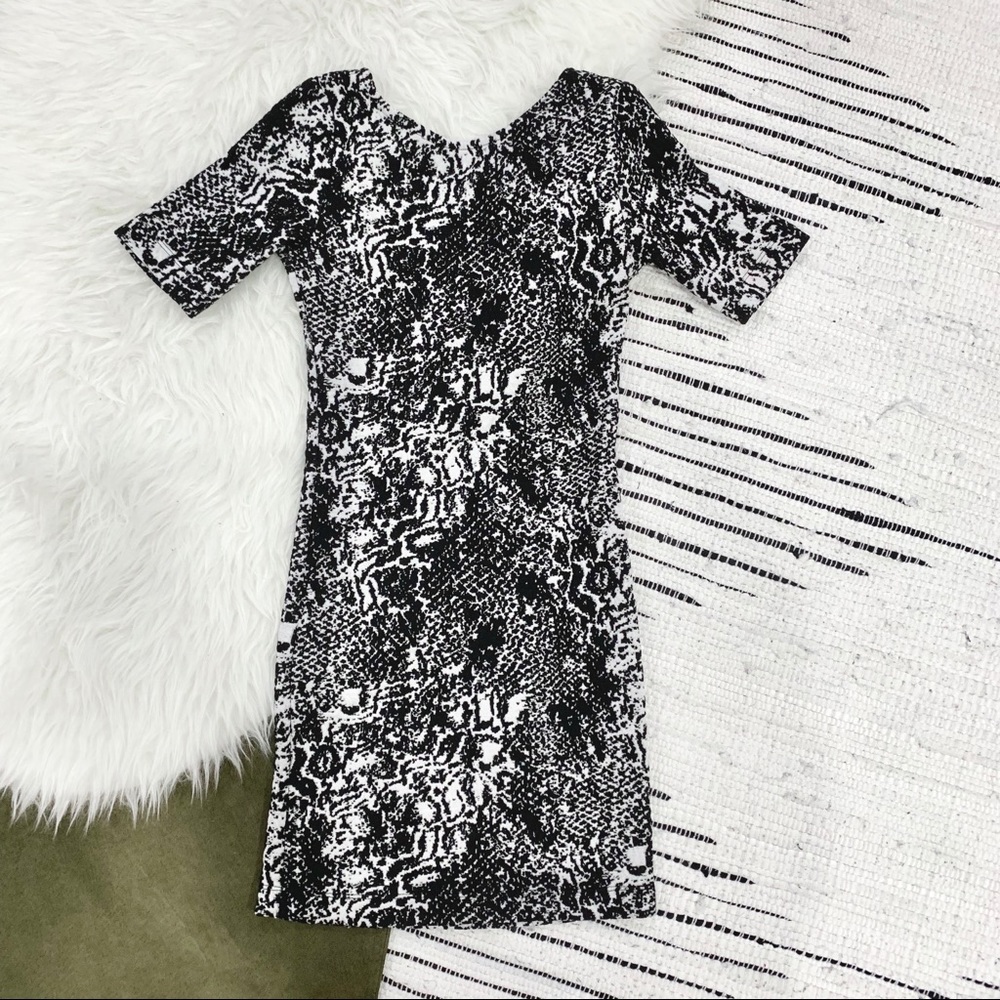 Exposed back pattern mini dress